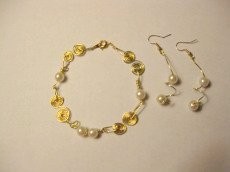 Golden swirls coupled with pearls and matching earrings